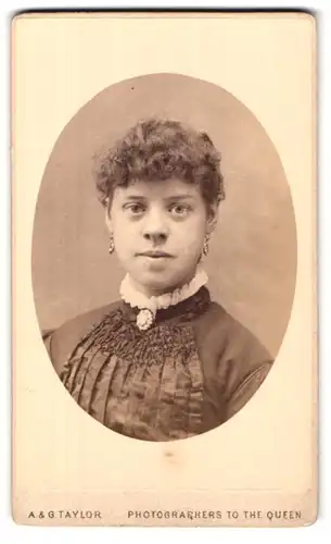 Fotografie A. & G. Taylor, Manchester, 60 A, Market Street, Portrait junge Dame mit Kragenbrosche