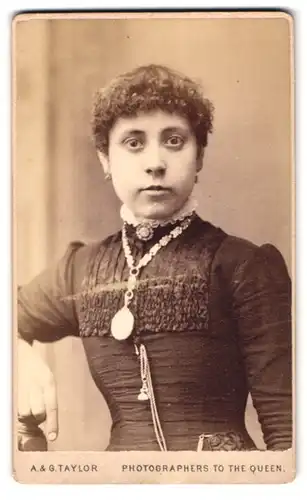 Fotografie A. & G. Taylor, Manchester, 60 A, Market Street, Portrait junge Dame mit Kragenbrosche und Amulett
