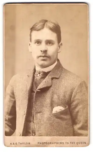 Fotografie A. & G. Taylor, Manchester, 60 A, Market Street, Portrait junger Mann im Anzug mit Krawatte