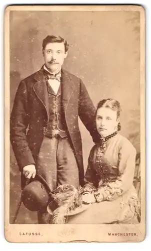 Fotografie Lafosse, Manchester, Portrait 32, Victoria St., Portrait junges Paar in modischer Kleidung