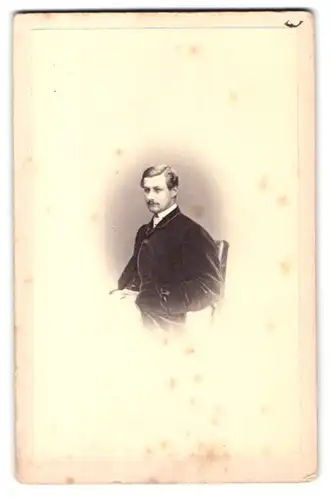 Fotografie C. A. Duval & Co., Manchester, 14, Exchange St., Portrait junger Mann in einer Samtjacke