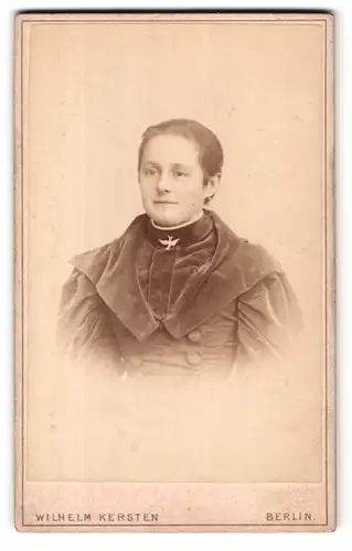 Fotografie Wilhelm Kersten, Berlin-SW, Krausen-Strasse 35, Portrait junge Dame im Samtkleid