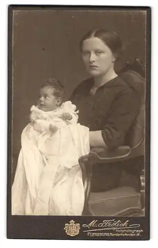 Fotografie M. Frölich, Flensburg, Norderhofenden 9, Portrait bürgerliche Dame mit Baby auf dem Schoss