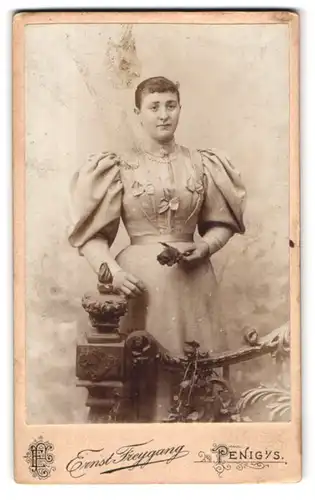 Fotografie Ernst Freygang, Penig i /S., Brückenstrasse, Portrait junge Dame im modischen Kleid