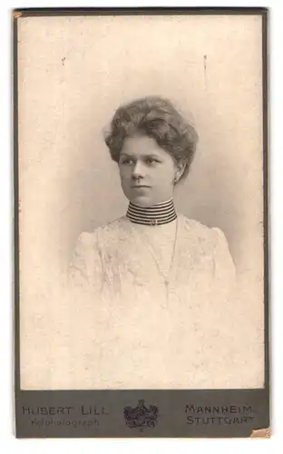 Fotografie Hubert Lill, Stuttgart, Gymnasiumstrasse 6, Portrait junge Dame in hübscher Kleidung