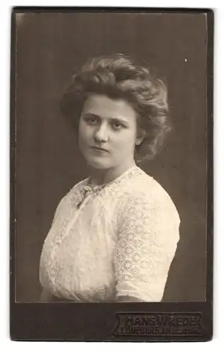 Fotografie Hans Wrede, Lüneburg, Altstadt 43, Portrait junge Dame in hübscher Kleidung