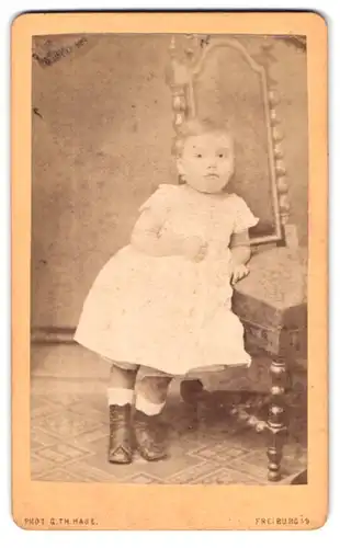Fotografie G. Th. Hase, Freiburg im Breisgau, Portrait kleines Mädchen im weissen Kleid