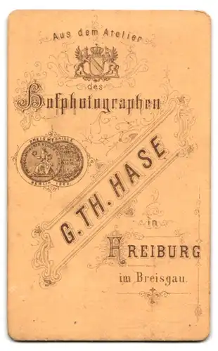 Fotografie G. Th. Hase, Freiburg im Breisgau, Portrait kleines Mädchen im weissen Kleid