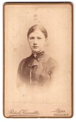 Fotografie Robert Krenwaldt, Bonn, Kaiserplatz 16, Portrait junge Dame mit zurückgebundenem Haar