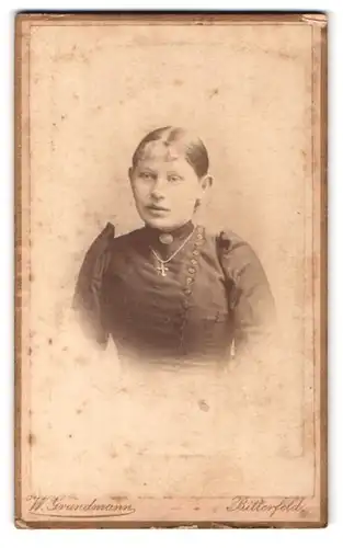 Fotografie W. Grundmann, Bitterfeld, Dame im Kleid mit Kreuzkette