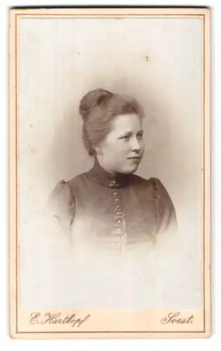 Fotografie E. Hartkopf, Soest, Dame im Kleid mit zusammengesteckten Haaren
