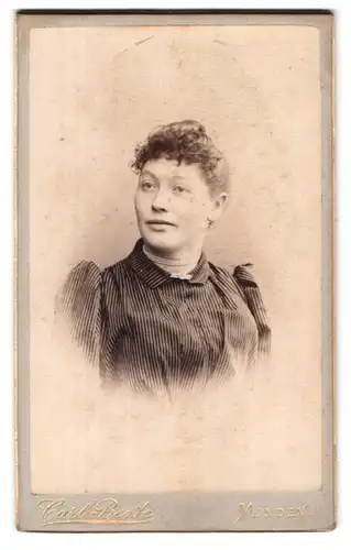 Fotografie Carl Beste, Minden, Böckerstr. 13, Dame in Bluse mit Perlenkette