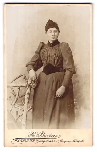 Fotografie H. Barten, Hannover, Georgstr. 1, Dame im Kleid mit Korsett