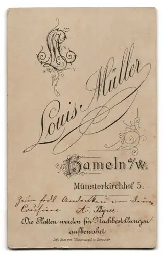 Fotografie Louis Müller, Hameln a. W., Münsterkirchhof 5, Dame im Kleid mit zusammengesteckten Haaren