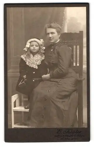 Fotografie E. Köster, Neustadt a. Rbge, Mittelstr. Mutter mit Tochter in eleganter Kleidung