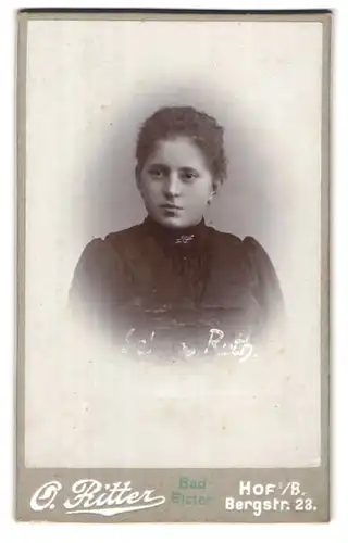 Fotografie Oskar Ritter, Hof i. B., Bergstr. 23, Hübsches Mädchen im dunklen Kleid mit Ohrringen