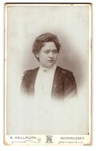 Fotografie A. Hellmuth, Aschersleben, Johannispromenade, Hübsche Frau in Bluse mit Halskette