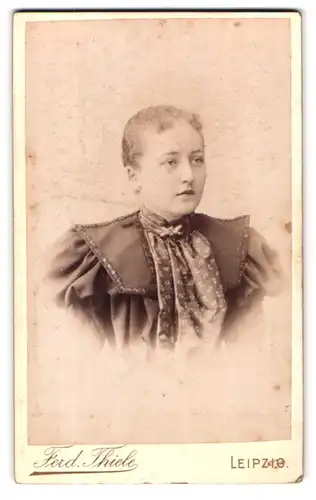 Fotografie Ferd. Thiele, Leipzig, Hospitalstr. 7, Dame im Kleid mit Halstuch