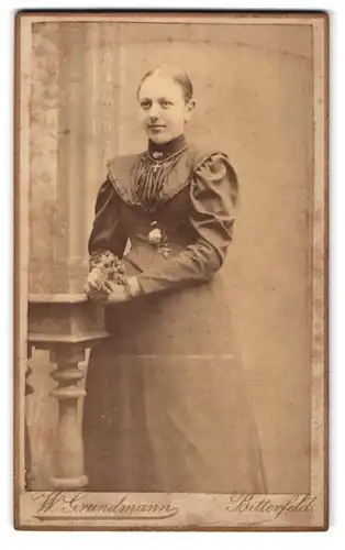 Fotografie W. Grundmann, Bitterfeld, Dame im Kleid mit Blumen