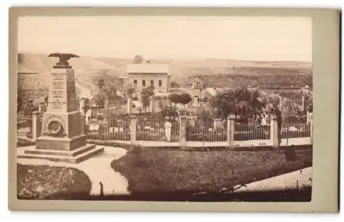 Fotografie unbekannter Fotograf, Ansicht Saarbrücken, Denkmal auf dem Ehrenfriedhof