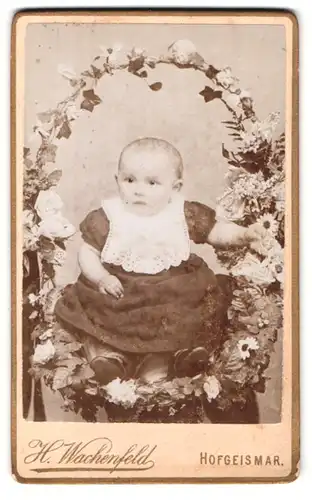 Fotografie H. Wachenfeld, Hofgeismar, am Markt, Portrait niedliches Kleinkind im Blumenkorb, Fotomontage