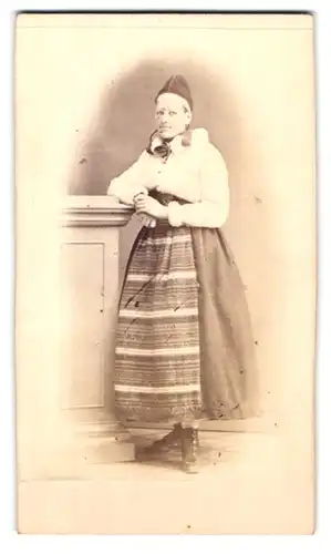 Fotografie H. Spörys, Helsingborg, Drottninggatan 51, Portrait Schwedin in Volkstracht