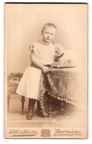 Fotografie Selle & Kuntze, Potsdam, Schwertfegerstr. 14, Portrait kleines Mädchen mit Spielzeug-Schaf