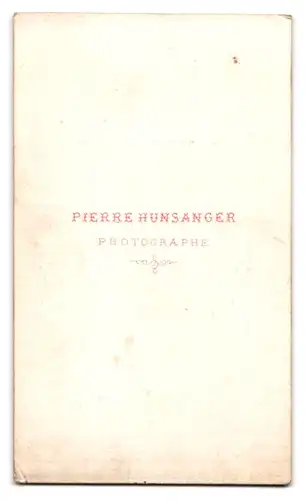 Fotografie Pierre Hunsanger, Ort unbekannt, Portrait Schauspielerin in königlicher Robe mit Krone und Zepter