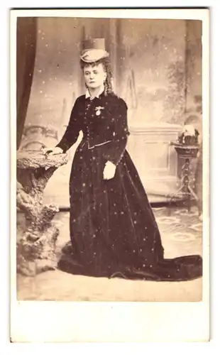 Fotografie W. Woodhouse, Norfolk, Blackfriars Road, Portrait Dame im langen, schwarzem Kleid mit Zylinder & Schleier