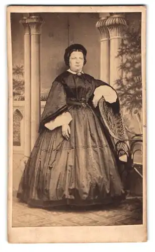 Fotografie unbekannter Fotograf und Ort, Portrait Dame im Biedermeierkleid mit Kopfputz