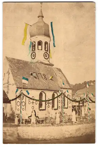 Fotografie unbekannter Fotograf, Ansicht Assling, Kirche St. Nikolaus im Festschmuck