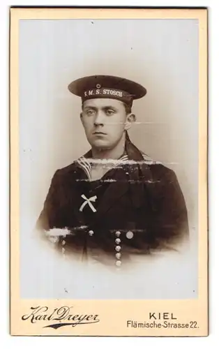Fotografie Karl Dreyer, Kiel, Flämische Str. 22, Portrait Matrose mit Orden an der Uniform, Mützenband SMS Stosch