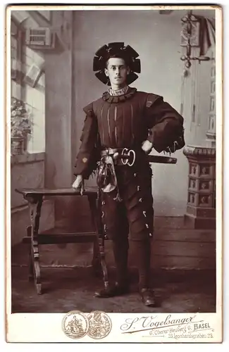 Fotografie S. Vogelsanger, Basel, Oberer Heuberg 6, Portrait Schauspieler im Kostüm