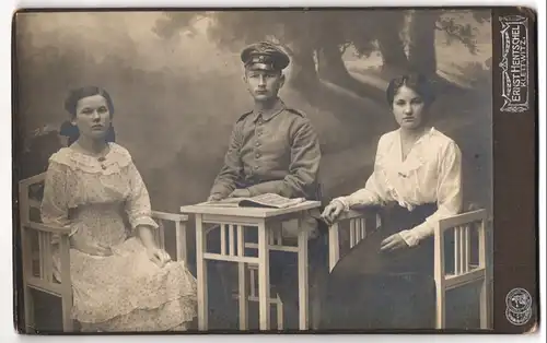 Fotografie Ernst Hentschel, Klettwitz N.-L., Portrait junger Soldat in Feldgrau mit Schwestern