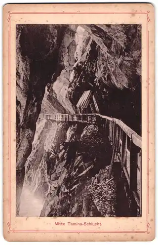 Fotografie unbekannter Fotograf, Ansicht Pfäfers, Holzweg in der Mitte der Tamina-Schlucht