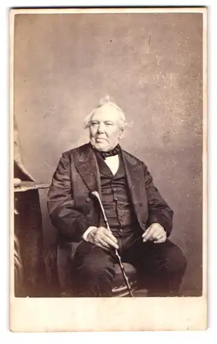 Fotografie The London Stereoscopic and Photographic Company, London, 54, Cheapside, Portrait älterer Herr im Anzug