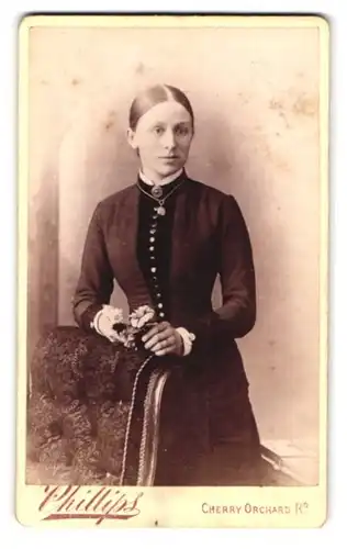 Fotografie S. P. L. Phillips, Croydon, Cherry Orchard Road, Portrait junge Dame in zeitgenössischer Kleidung