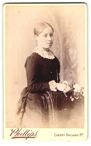 Fotografie S. P. L. Phillips, Croydon, Cherry Orchard Road, Portrait junge Dame in hübscher Kleidung