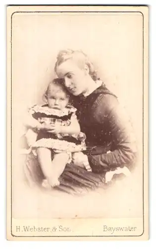 Fotografie H. Webster & Son, Bayswater, Portrait bürgerliche Dame mit kleinem Mädchen auf dem Schoss