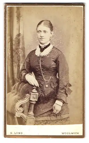 Fotografie S. Long, Woolwich, 82, Wellington Street, Portrait junge Dame in hübscher Kleidung