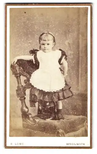 Fotografie S. Long, Woolwich, 82, Wellington Street, Portrait kleines Mädchen im hübschen Kleid