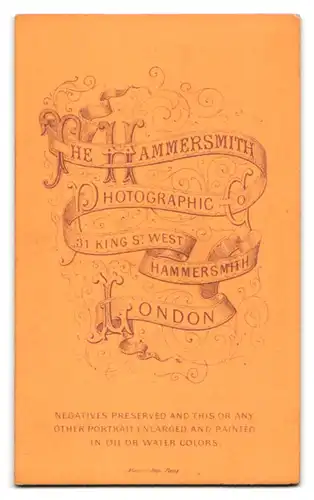 Fotografie The Hammersmith Photographic Co., London-Hammersmith, 31, King St. West, Portrait Fräulein im Samtkleid