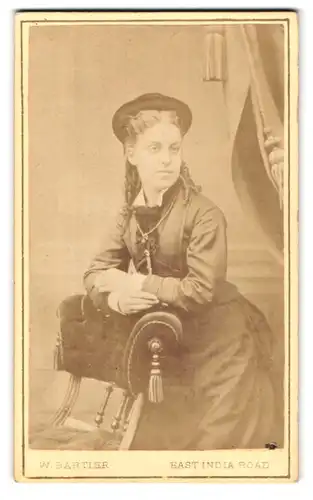 Fotografie W. Bartier, London, 134 East India Dock Road, Portrait junge Dame in modischer Kleidung