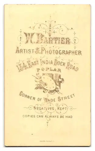 Fotografie W. Bartier, London, 134 East India Dock Road, Portrait junge Dame in modischer Kleidung