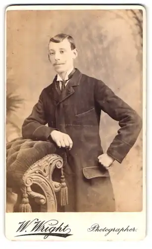 Fotografie W. Wright, London, 98, Cheapside, Portrait junger Mann in zeitgenössischer Kleidung
