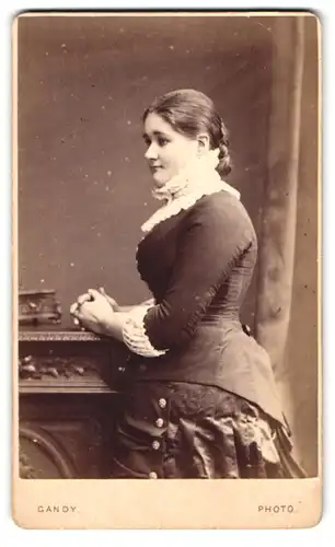 Fotografie C. A. Gandy, London, 5, Bishopsgate, Portrait junge Dame in hübscher Kleidung