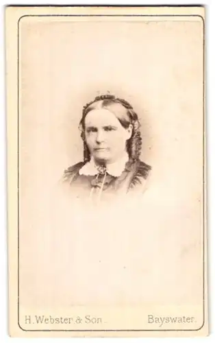 Fotografie H. Webster & Son, Bayswater, Albert Terrace, Portrait bürgerliche Dame mit Haube