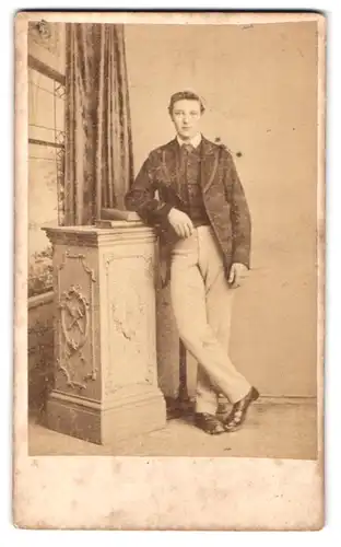 Fotografie W. New, Brompton, 143, Brompton Road, Portrait junger Herr in modischer Kleidung