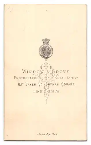 Fotografie Window & Grove, London, 63 A, Baker St., Brustportrait junge Dame mit Flechtfrisur