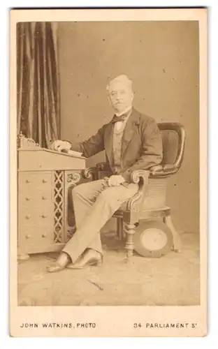 Fotografie John Watkins, London, 34, Parliament Street, Portrait älterer Herr in zeitgenössischer Kleidung